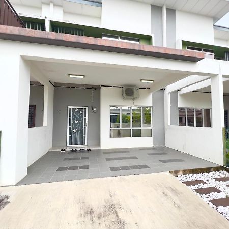 De Qasturee Klia@Kota Warisan Homestay Nearest To Airport Kampong Besut المظهر الخارجي الصورة
